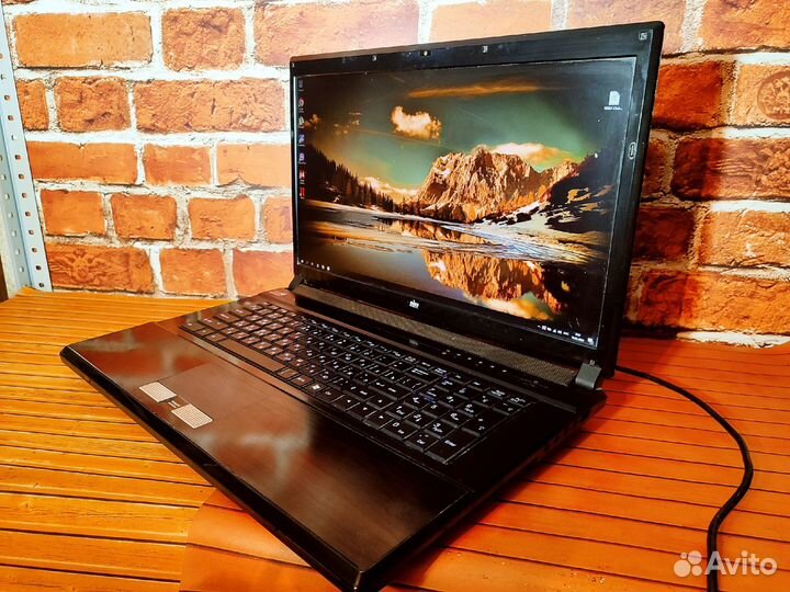 DNS P170EM-17 дюймов \ i3-3 Gen\4 озу\GTX 660M\SSD