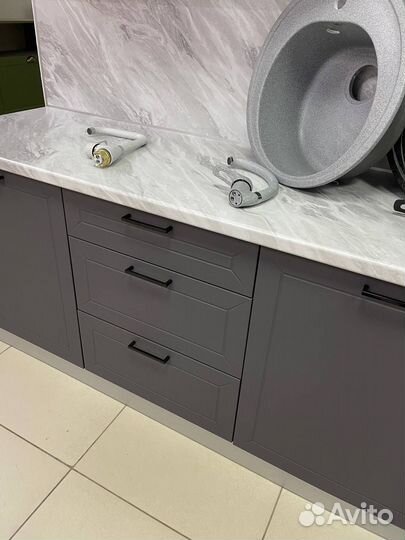 Кухня до потолка матовая. Цена за всю кухню: