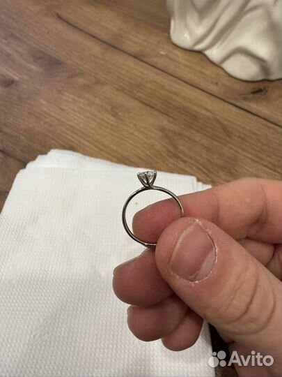 Кольцо с бриллиантом