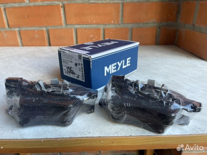 Передние тормозные колодки Volkswagen Touareg 2.5