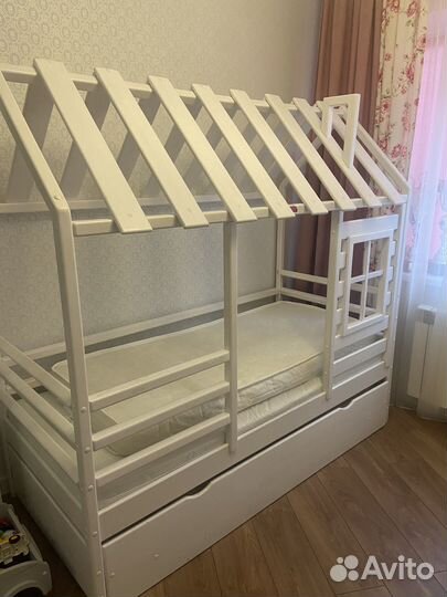 Двухъярусная кровать домик бу с матрасами