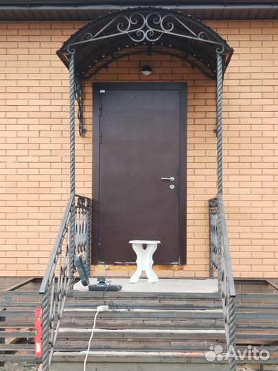 Козырек над крыльцом и перила кованые