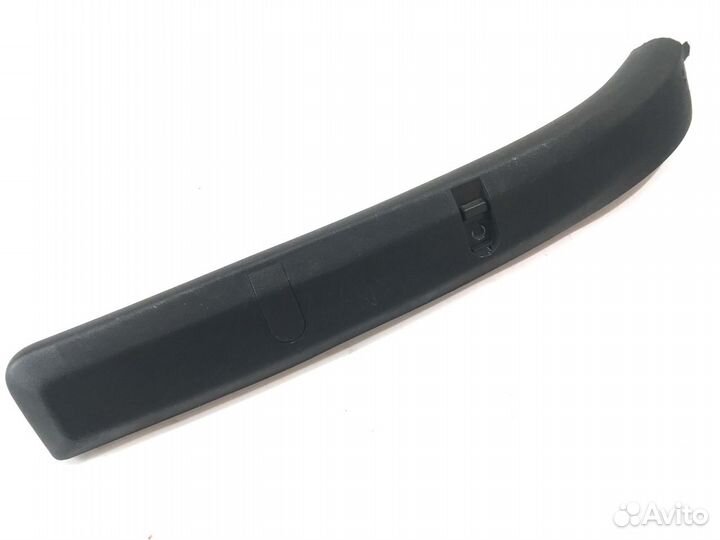 Накладка петли левая Volkswagen Touareg