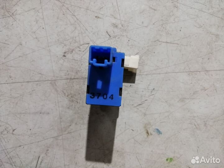 Кнопки переключатели в салоне Nissan Primera P12