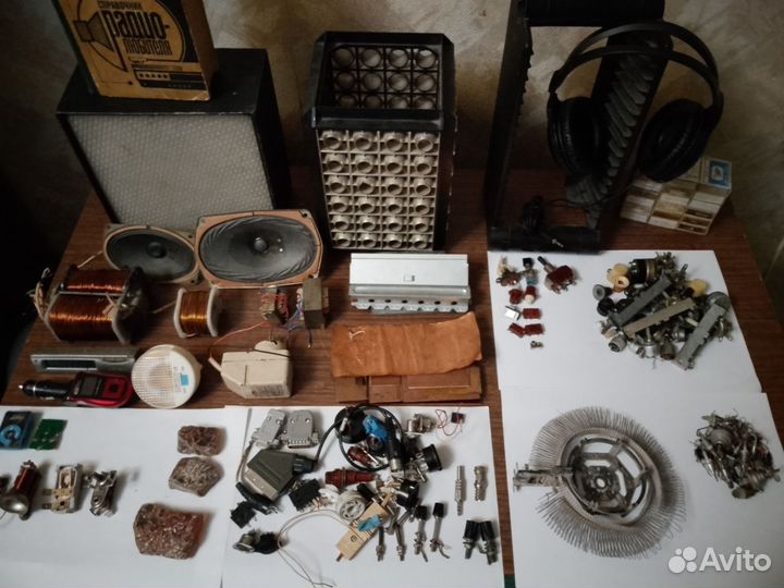 Очень много радиодеталей