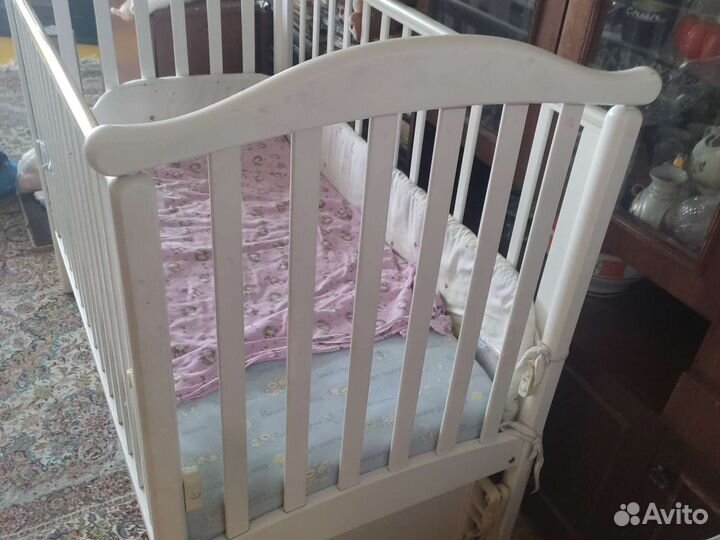 Детская кроватка с продольным маятником