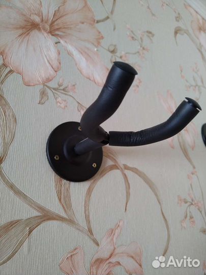 Настенный держатель для гитары