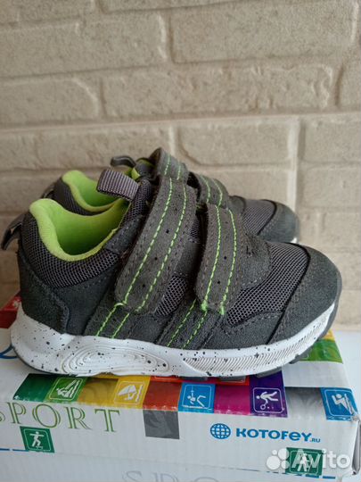 Кроссовки Котофей 22 размер