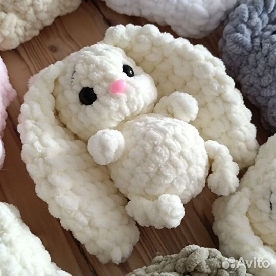 Вязаная плюшевая зайка ручной работы