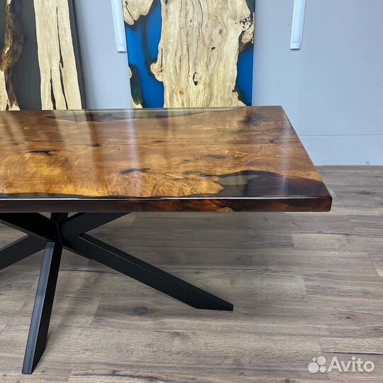 Стол из эпоксидной смолы