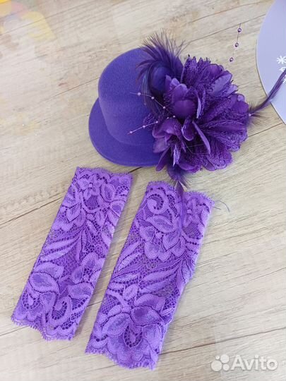 Шляпка на заколке и перчатки