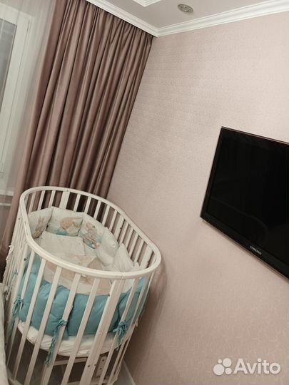 Детская кроватка с маятником белая