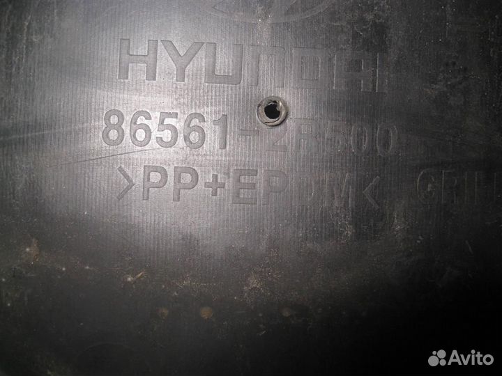 Решетка в бампер центральная Hyundai i30 2011