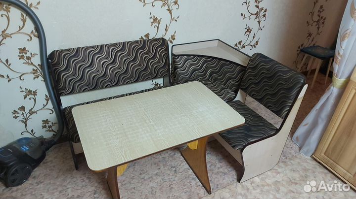 Кухонный гарнитур угловой и стол