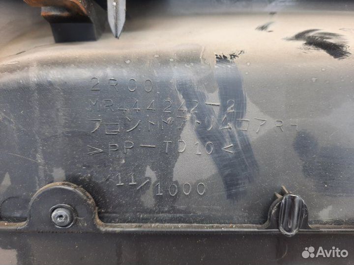 Обшивка двери передней правой Mitsubishi Lancer 9