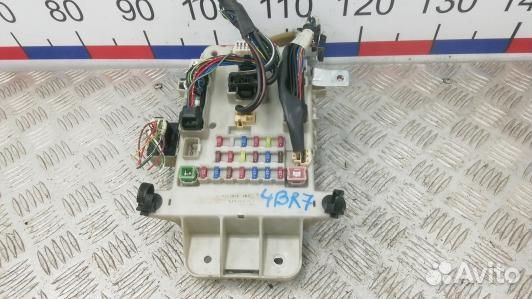 Блок предохранителей toyota RAV 4 ZCA2 (4BR07M102)