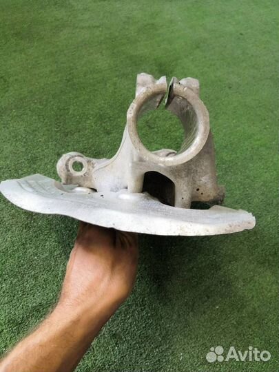 Кулак передний левый Bmw X1 E84 N46B20 2012