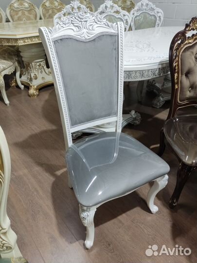 Стулья белые