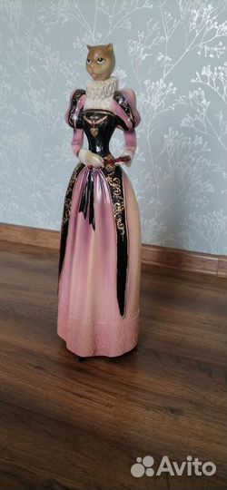 Фарфоровая леди- кошка в платье