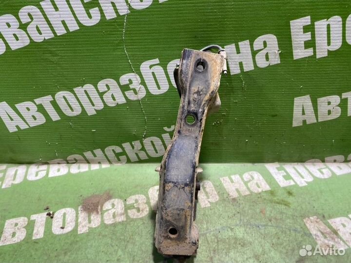 Крепление балки подвески заднее правое Honda Hr-V