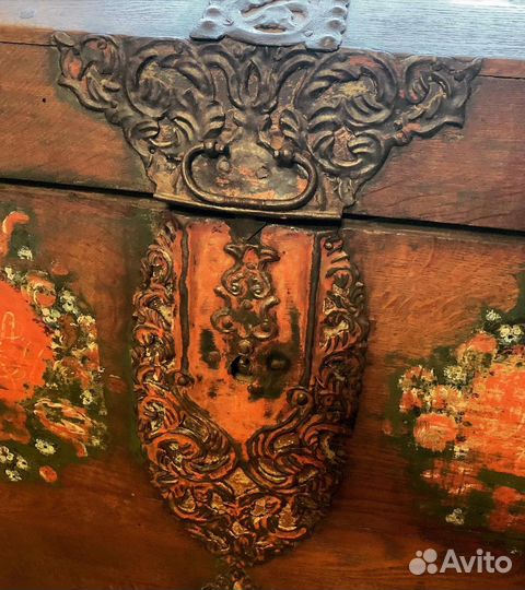 Сундук старинный