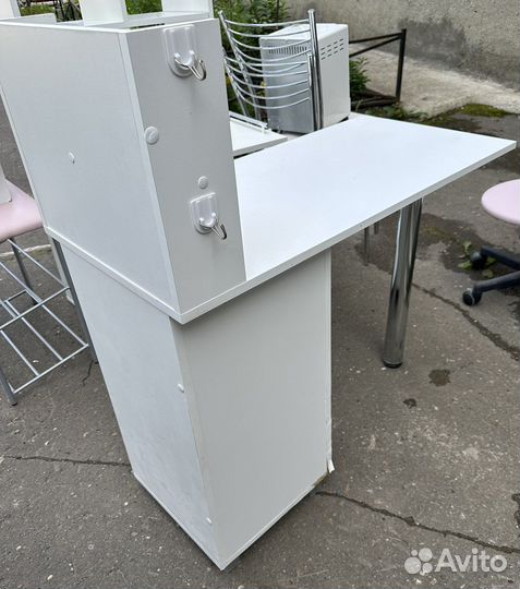 Маникюрный стол