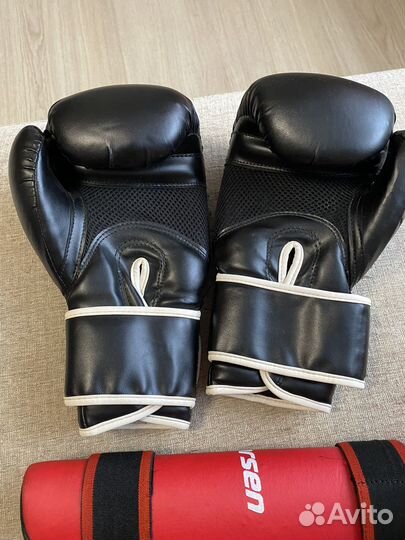 Боксерские перчатки и щитки