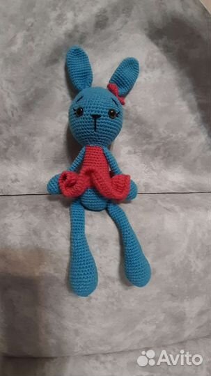 Вязаный заяц игрушка ручной работы