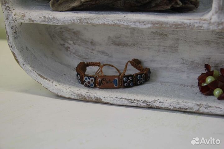 Полка для сувениров, камней, артефактов