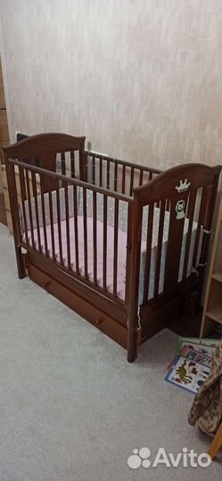 Детская кроватка с маятниковым механизмом