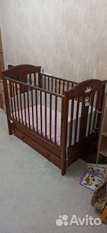Детская кроватка с маятниковым механизмом