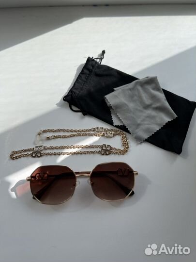 Солнцезащитные очки коричневые с цепочкой