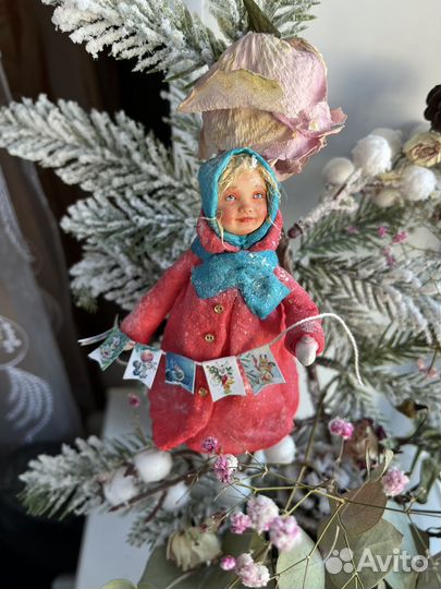 Ватная игрушка Девочка с флажками