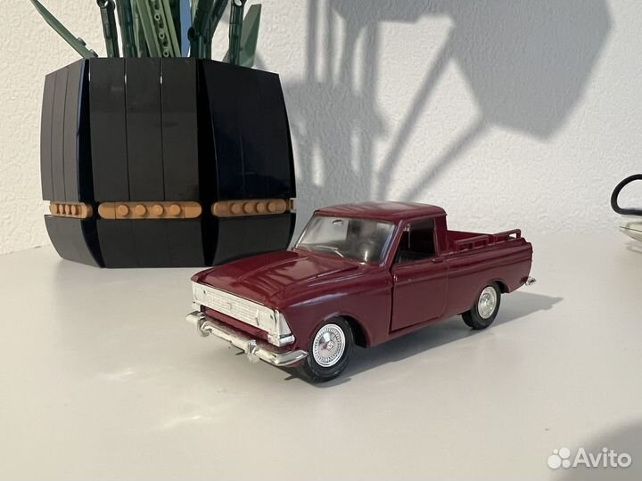 Модель автомобиля Москвич пикап (красный)