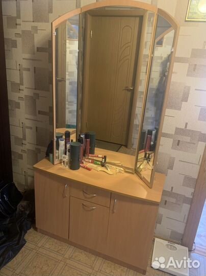 Трюмо с зеркалом