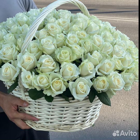 Корзина с белыми розами