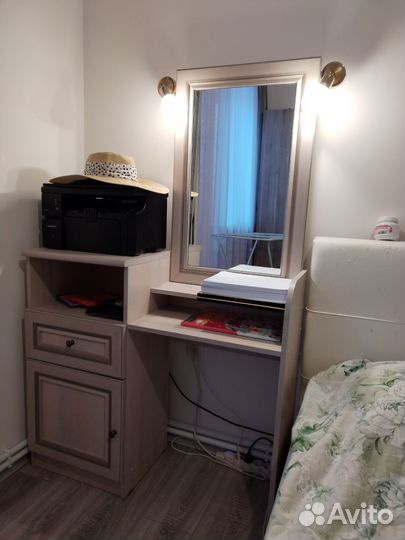 Трюмо с зеркалом и подсветкой