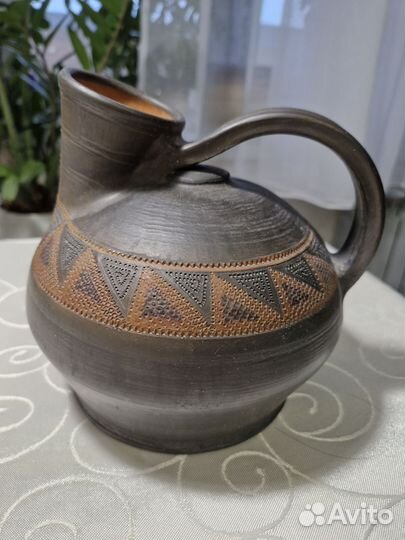 Глиняный кувшин старый