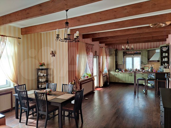 Коттедж 250 м² на участке 14 сот.