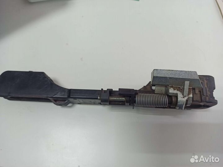 Кронштейн ручки двери правой задней Nissan Primera