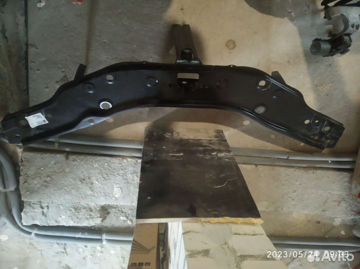 625044050r суппорт радиатора duster