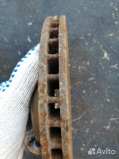 Тормозной диск передний Nissan March K12