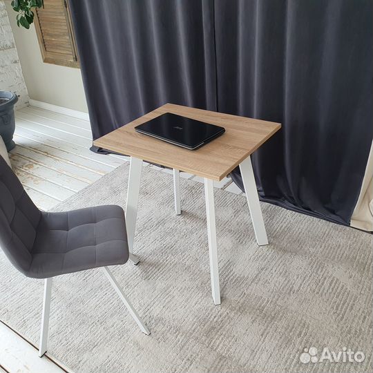 Компьютерный стол Ник Дуб 70*60 см. Белые ножки