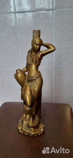 Девушка с кувшином. Гипс