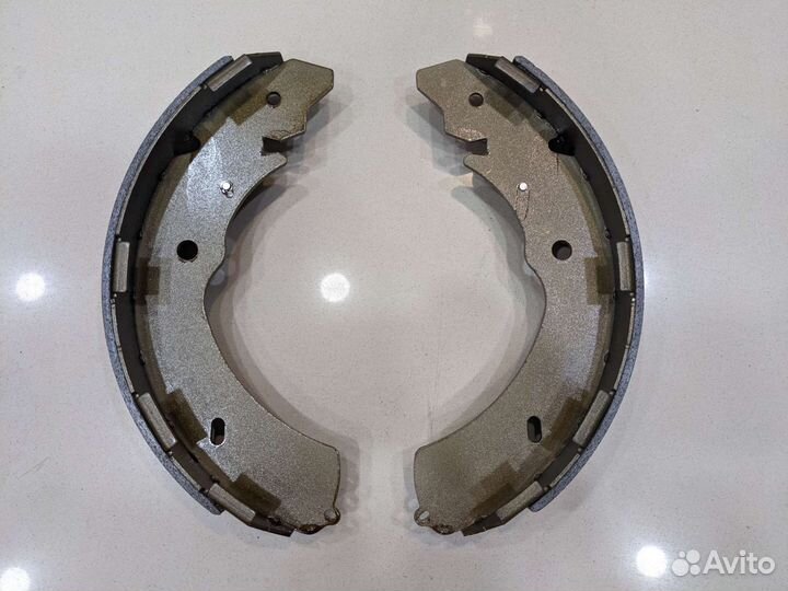 Колодки тормозные задние барабанные MMC L200 KB4T