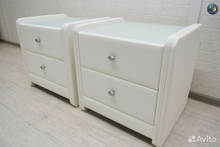 Две прикроватные тумбы