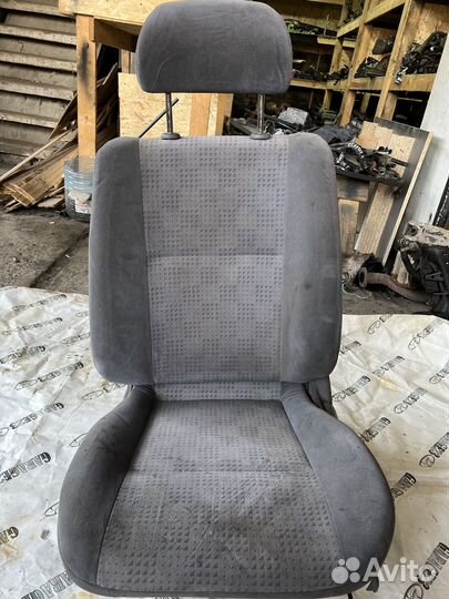 Сиденье пассажирское Nissan Avenir