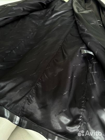 Крутой женский тренч Balenciaga (мода 2025)