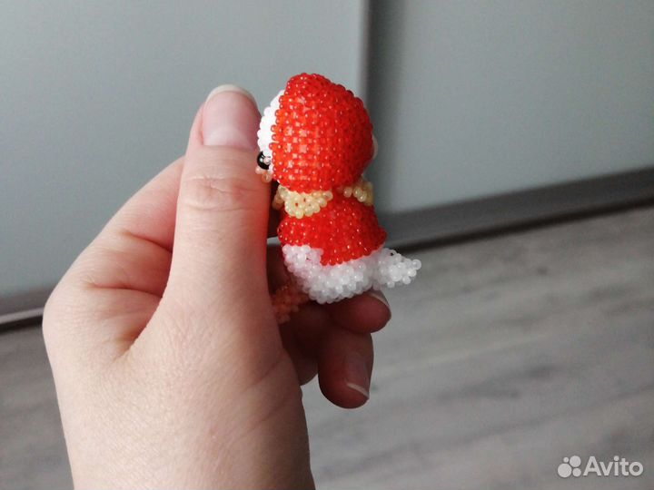 Амигуруми гусь в костюме клубники