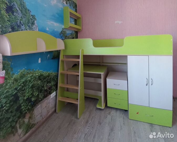 Детская кровать чердак со столом и шкафом